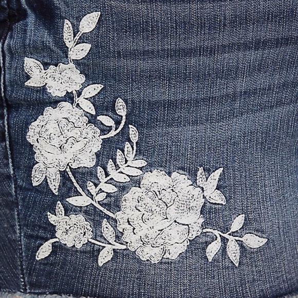 Torrid Embroidered High Rise Shorts Size 12 - Picture 5 of 7